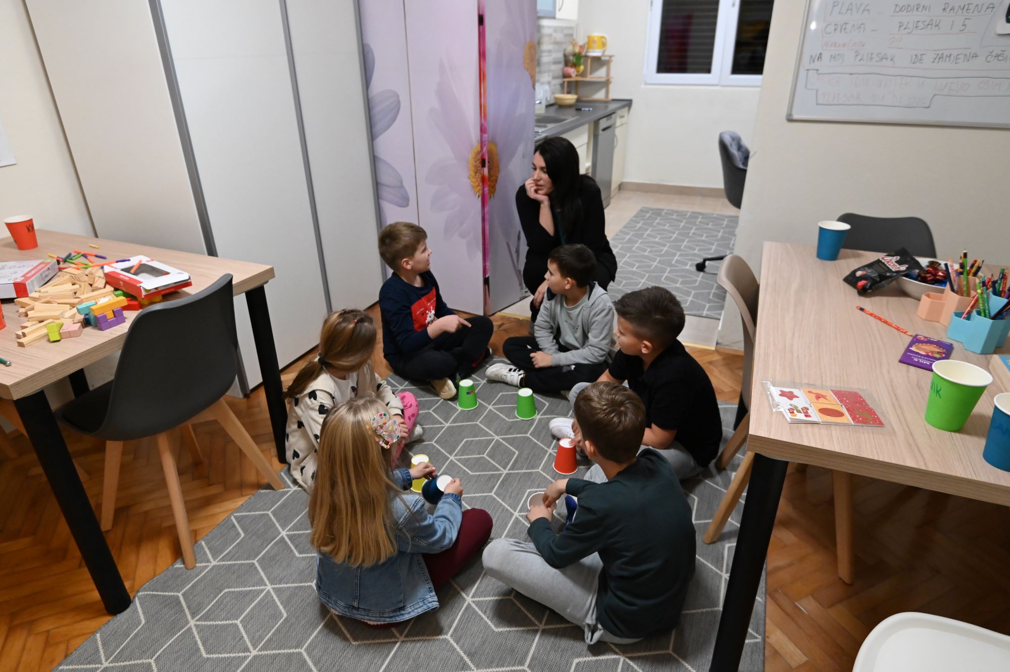 Djeca sudjeluju u grupnoj edukativnoj aktivnosti s Iva Benić, vlasnicom obrta Horizont znanja, u prostoru prilagođenom za poticanje učenja i razvoja.