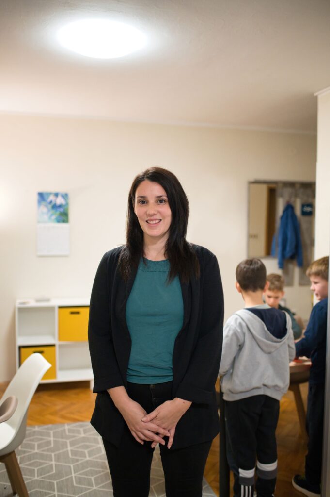 Iva Benić, vlasnica obrta Horizont znanja, stoji u prostoru za rad s djecom, okružena učenicima tijekom edukativnih aktivnosti